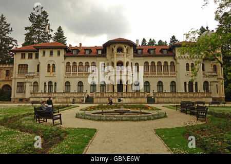 SOFIA, BULGARIA - 8 Maggio 2016: Vrana Palace è un ex palazzo reale situato nella periferia di Sofia. Residenza ufficiale. Foto Stock