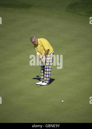 Il John Daly degli Stati Uniti putts al par 3 11 durante il secondo round dell'European Open al London Golf Club di Ash, Kent. Foto Stock