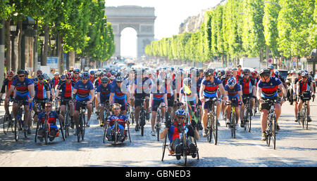 I ciclisti di Headley Court, il centro per i militari feriti e le donne in Surrey, di fronte alla Help for Heroes Band of Brothers bike riders fino agli Champs Elysees verso la Torre Eiffel, Parigi sulla tappa finale della raccolta fondi per completare il loro percorso di 350 miglia attraverso la Francia da Cherbourg. Foto Stock