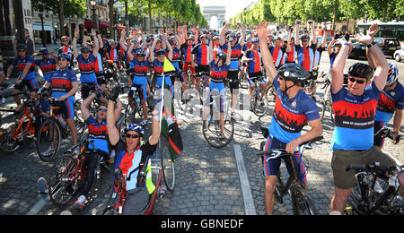 Ciclisti da Headley Court, il centro per i militari feriti e le donne in Surrey, di fronte alla Help for Heroes Band of Brothers bike riders fino agli Champs Elysees verso la Torre Eiffel, Parigi sulla tappa finale della raccolta fondi per completare il loro percorso di 350 miglia attraverso la Francia da Cherbourg. Foto Stock