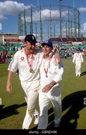 Cricket - npower Fourth Test - Inghilterra / West Indies - Day Three. Andrew Flintoff (l) e Graham Thorpe celebrano l'Inghilterra Foto Stock