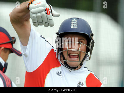 Il capitano dell'Inghilterra Andrew Strauss durante la sessione di reti presso il County Ground, Chester-le-Street, Durham. Foto Stock