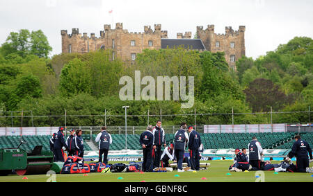 Una visione generale dei giocatori inglesi durante la sessione di reti presso il County Ground, Chester-le-Street, Durham. Foto Stock