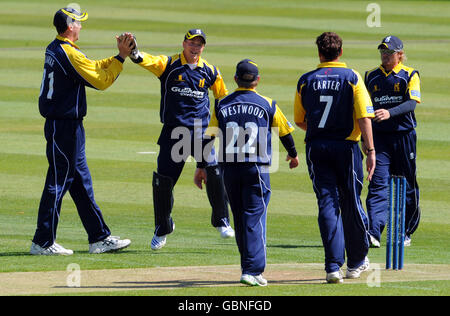 Il guardiano del Warwickshire Tim Ambrose (2nd l) festeggia dopo aver preso una presa del bowling di Neil carter per licenziare Chris Silverwood del Middlesex, stabilendo un nuovo record del club del Warwickshire Foto Stock