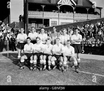 Gruppo di team Fulham: (Back row, l-r) Jim Langley, Roy Bentley, George Cohen, Tony Macedo, Robin Lawler, Alan Mullery; (prima fila, l-r) Graham Leggat, Jimmy Hill, John Doherty, Johnny Haynes, Tosh Chamberlain Foto Stock