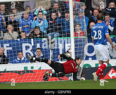 Neil Alexander, portiere dei Rangers, è impotente a fermare un colpo che vola sul retro della rete da Derek Riordan di Hibernian (non raffigurato) durante la partita della Clydesdale Bank Scottish Premier League allo Easter Road Stadium di Edimburgo. Foto Stock