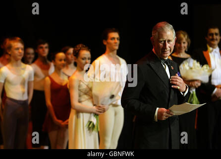 Il Principe di Galles della Gran Bretagna parla dopo un concerto di Gala reale alla Royal Ballet School di Londra. Foto Stock