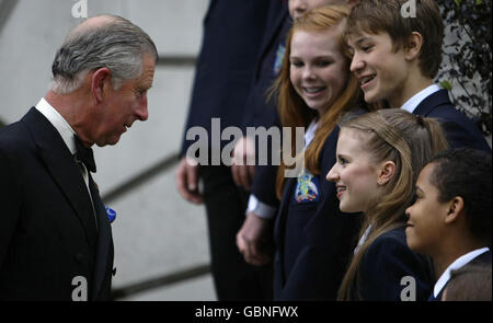 Il Principe di Galles della Gran Bretagna parla con gli studenti di balletto prima di una performance di Royal Gala alla Royal Ballet School di Londra. Foto Stock