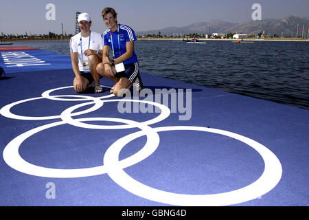 Canottaggio - Giochi Olimpici di Atene 2004 - Gran Bretagna formazione. La squadra di canottaggio Cath Bishop (l) e Katherine Grainger dopo la pratica al Schinias Olympic Rowing Centre Foto Stock