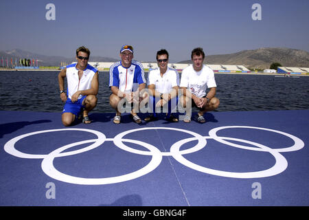 L-R: Gran Bretagna i quattro team di uomini James Cracknell, Matthew Pintent, ed Coode e Steve Williams prima di fare pratica al Schinias Olympic Rowing Center Foto Stock