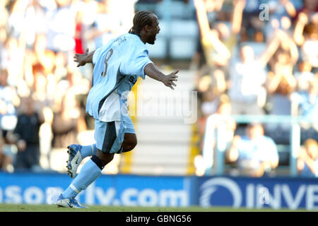 Patrick Suffo di Coventry City festeggia dopo aver segnato la sua penalità Foto Stock