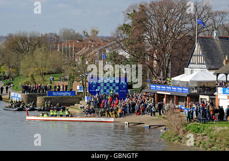 L'Oxford Cox viene gettato nel Tamigi dopo che Oxford ha battuto Cambridge nell'annuale University Boat Race, Londra Foto Stock