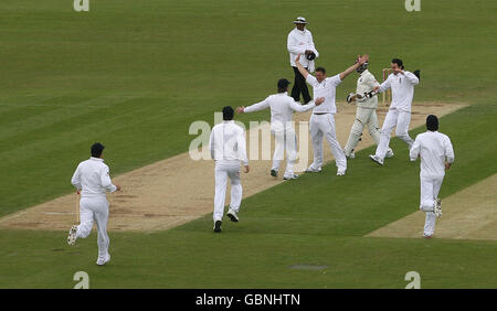 Cricket - npower secondo Test - Day Five - Inghilterra / West Indies - Chester le Street. Tutti i giocatori inglesi corrono per festeggiare con Tim Brennan dopo l'ultimo cazzo delle Indie Occidentali Fidel Edwards Foto Stock