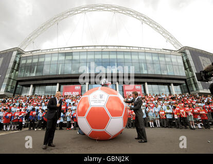 L'ex inglese internazionale Gary Lineker (a sinistra) e David Beckham si uniscono ai bambini delle scuole locali per contribuire a lanciare le gare d'appalto della Coppa del mondo Inghilterra 2018 e 2022 al Wembley Stadium di Londra. Foto Stock