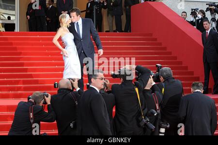 Paris Hilton e Doug Reinhardt arrivano per la proiezione di Inglourious Basterds al Palais de Festival durante il 62° Festival di Cannes, Francia. Foto Stock