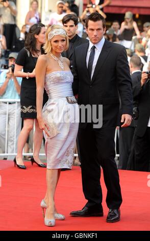 Paris Hilton e Doug Reinhardt arrivano per la proiezione di Inglourious Basterds al Palais de Festival durante il 62° Festival di Cannes, Francia. Foto Stock