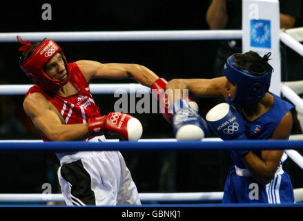 Amir Khan della Gran Bretagna cattura il Dimitar Stilianov della Bulgaria con un lato destro Foto Stock