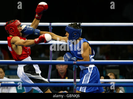 Pugilato - Giochi Olimpici di Atene 2004 - luce 60kg. Amir Khan della Gran Bretagna cattura con la mano destra il Dimitar Stilianov della Bulgaria Foto Stock