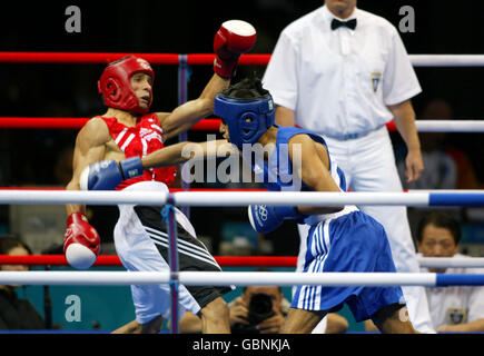 Pugilato - Giochi Olimpici di Atene 2004 - luce 60kg. Amir Khan della Gran Bretagna cattura con la mano destra il Dimitar Stilianov della Bulgaria Foto Stock