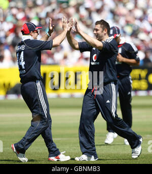 Englands Tim Brennan (a destra) celebra il wicket di Shivnarine Chanderpaul con il capitano Andrew Strauss (a sinistra) durante il secondo un giorno internazionale al terreno della contea, Bristol. Foto Stock