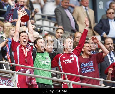 Calcio - Coca-Cola Football League 1 - Gioca fuori - finale - Millwall v Scunthorpe United - Stadio di Wembley. Scunthorpe United Captain Cliff Byrne solleva il trofeo dopo il fischio finale. Foto Stock