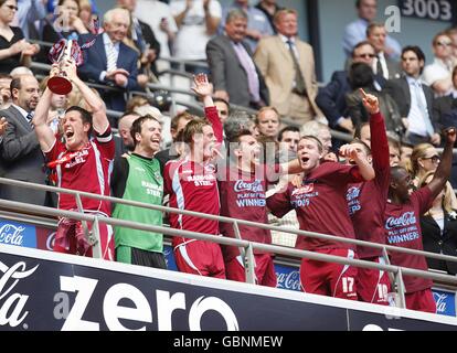 Calcio - Coca-Cola Football League 1 - Gioca fuori - finale - Millwall v Scunthorpe United - Stadio di Wembley. Scunthorpe United Captain Cliff Byrne (a sinistra) solleva il trofeo dopo il fischio finale. Foto Stock