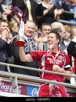 Calcio - Coca-Cola Football League 1 - Gioca fuori - finale - Millwall v Scunthorpe United - Stadio di Wembley. Scunthorpe United Captain Cliff Byrne (a sinistra) solleva il trofeo dopo il fischio finale. Foto Stock