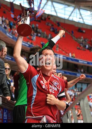 Calcio - Coca-Cola Football League 1 - Gioca fuori - finale - Millwall v Scunthorpe United - Stadio di Wembley. Scunthorpe United Captain Cliff Byrne solleva il trofeo Foto Stock