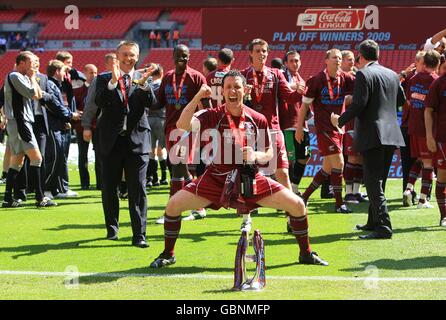 Calcio - Coca-Cola Football League 1 - Gioca fuori - finale - Millwall v Scunthorpe United - Stadio di Wembley. Scunthorpe United Captain Cliff Byrne celebra la promozione Foto Stock