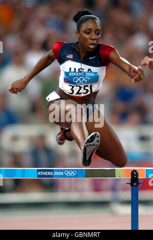 Atletica - Athens Olympic Games 2004 - Donne 400 m Hurdles - semi finale due. USA Lashinda Demus in azione Foto Stock