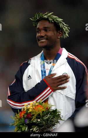 Justin Gatlin degli Stati Uniti durante l'inno nazionale americano dopo aver ricevuto la sua medaglia d'oro Foto Stock