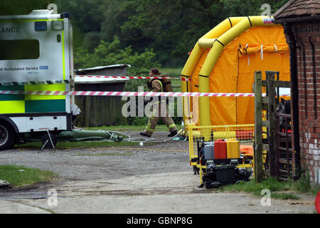 Ufficiali del fuoco presso la Burpham Court Farm vicino a Guildford, Surrey, dove il corpo di Bob Dearnley è stato trovato questa mattina. Foto Stock