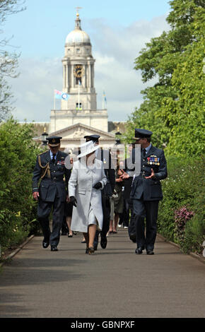 Regina Elisabetta II accompagnata dal comandante della Stazione, il Capitano Nigel Warmby e il Duca di Edimburgo a RAF Cranwell, Lincolnshire. Foto Stock