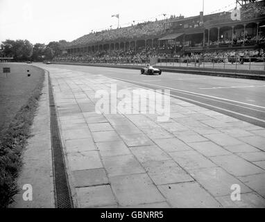 Motor Racing - Formula uno - Gran Premio di Gran Bretagna - Aintree. Le vetture Mercedes detengono i primi tre posti nell'ottavo Gran Premio britannico RAC ad Aintree Foto Stock