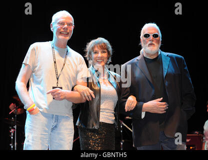 (Da sinistra a destra) Bob Harris, Esther Rantzen e Jon Lord of Deep Purple durante una fotocellula per Childline Rocks presso l'Indigo2 a sud di Londra. Foto Stock