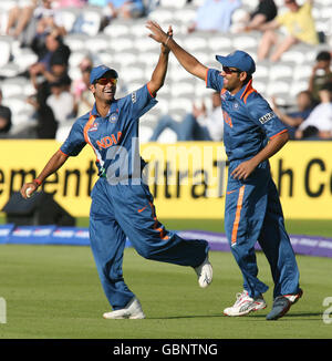 Yuvraj Singh in India festeggia il lancio di Ross Tyalor dalla Nuova Zelanda al bowling di Harbhajan Singh con Rohit Sharma durante la partita di riscaldamento della Coppa del mondo Twenty20 a Lord's, Londra, Foto Stock