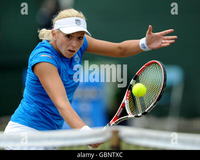 Michaella Krajicek, olandese, in azione contro la belga Yanina Wickmayer durante il Nottingham Open al Nottingham Tennis Center di Nottingham. Foto Stock