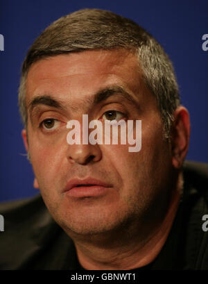 Guy Bonomo, padre dell'omicidio dello studente francese Laurent Bonomo, durante una conferenza stampa a New Scotland Yard nel centro di Londra. Foto Stock