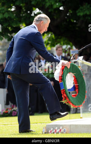 Il Principe del Galles depone una corona ad un servizio al Cimitero di Bayeux, nel 65° anniversario degli sbarchi in Normandia. Foto Stock