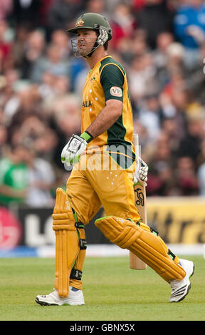 Il capitano australiano Ricky Ponting lascia il campo dopo essere stato licenziato da Jerome Taylor delle Indie Occidentali durante la partita ICC World Twenty20 al Brit Oval di Londra. Foto Stock