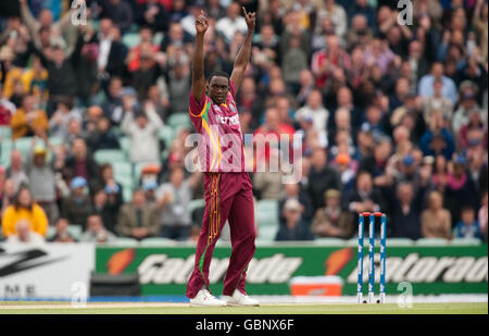 Jerome Taylor delle Indie Occidentali celebra il licenziamento di Shane Watson in Australia durante la partita ICC World Twenty20 al Brit Oval di Londra. Foto Stock