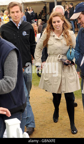 La principessa Beatrice e Dave Clark arrivano per Polo nel Parco all'Hurlingham Club, nel sud-ovest di Londra. Foto Stock