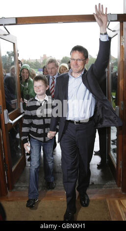 L'ex redattore di economia RTE George Lee di fine Gael e suo figlio Harry arrivano al conte in alle elezioni Bi-centrali di Dublino e di Dublino Sud al RDS di Dublino. Foto Stock