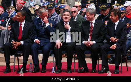 (Da sinistra a destra) il presidente degli Stati Uniti Barack Obama, il principe del Galles, il primo ministro britannico Gordon Brown, il primo ministro canadese Stephen Harper e il presidente francese Nicolas Sarkozy partecipano a un servizio commemorativo presso il cimitero americano di Colleville-sur-Mer, in Normandia, Francia, nel sessantacinquesimo anniversario degli sbarchi del D-Day. Foto Stock