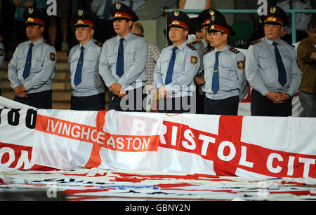 Calcio - Coppa del mondo FIFA 2010 - turno di qualificazione - Gruppo sei - Kazakistan / Inghilterra - Stadio Centrale. La sicurezza è da tenere d'occhio durante la partita di qualificazione della Coppa del mondo al Central Stadium, Almaty, Kazakhstan. Foto Stock