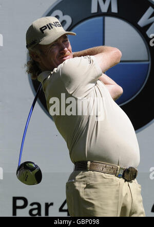 Miguel Angel Jimenez, in Spagna, si tee fuori dalla terza buca durante il primo round del Bmw PGA Championship al Wentworth Golf Club, Surrey. Foto Stock