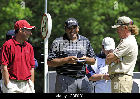 Jose Maria Olazabal di Spains (a sinistra), Angel Cabrera e Miguel Angel Jimenez (a destra) durante il primo round del BMW PGA Championship al Wentworth Golf Club di Surrey. Foto Stock