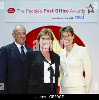 Sub Post Mistress Lynne Homer, centro, e il suo partner Ron Tatton da Somerleyton a Suffolk, ricevono il premio per il miglior Ufficio postale della comunità del Regno Unito, dal presentatore Kate Silverton ai People's Post Office Awards di Londra. Foto Stock