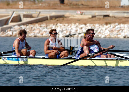 I quattro Mens della Gran Bretagna di Matthew Pinsent, ed Coode, James Cracknell e Steve Williams celebrano la loro vittoria finale fotografica sui quattro canadesi in finale Foto Stock