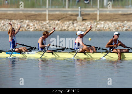 Alison Mowbray, Debbie Flood, Frances Houghton e Rebecca Romero festeggiano per vincere l'argento Foto Stock